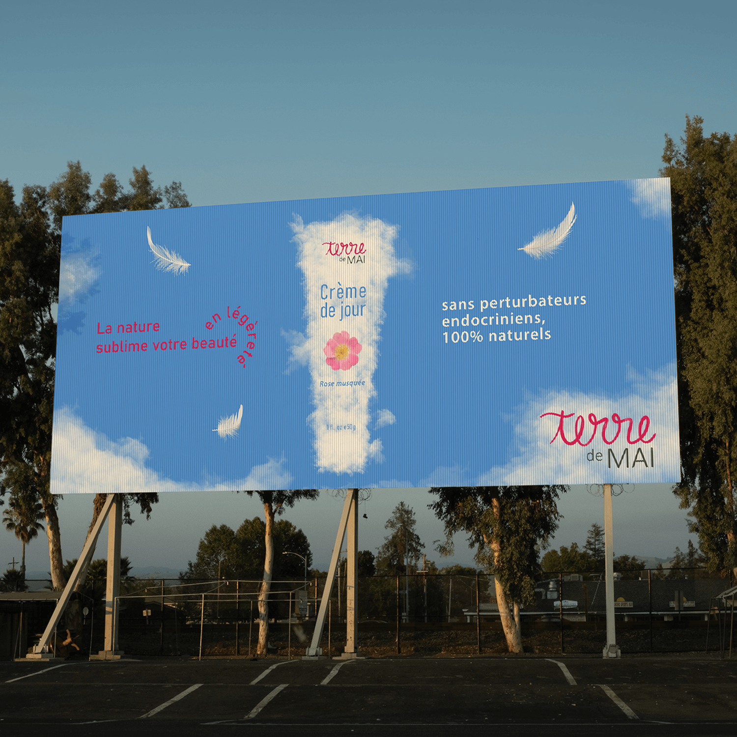 Mockup présentant un panneau publicitaire pour une crême de la marque Terre de Mai