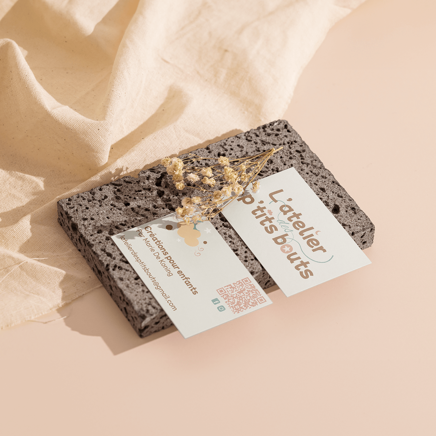 Mockup présentant des cartes de visite pour l'atelier des p'tits bouts